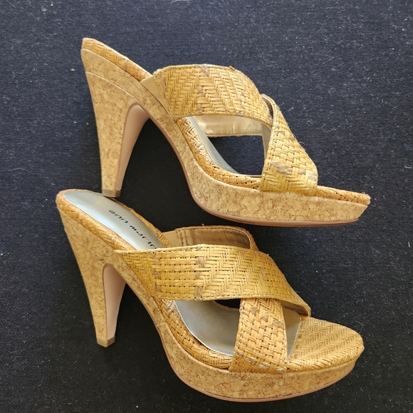 Never worn, cross strap textured cross strap platform sandals, size 6 - Picture 4 of 6